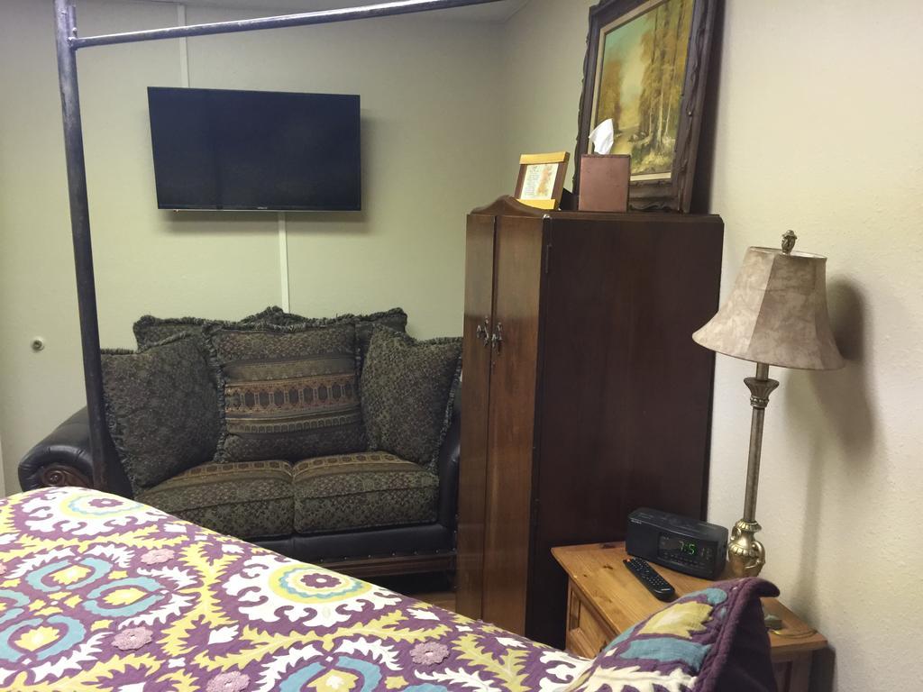 A Place To Stay Rooms Bandera Bagian luar foto