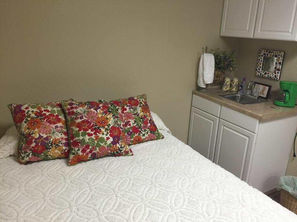 A Place To Stay Rooms Bandera Bagian luar foto