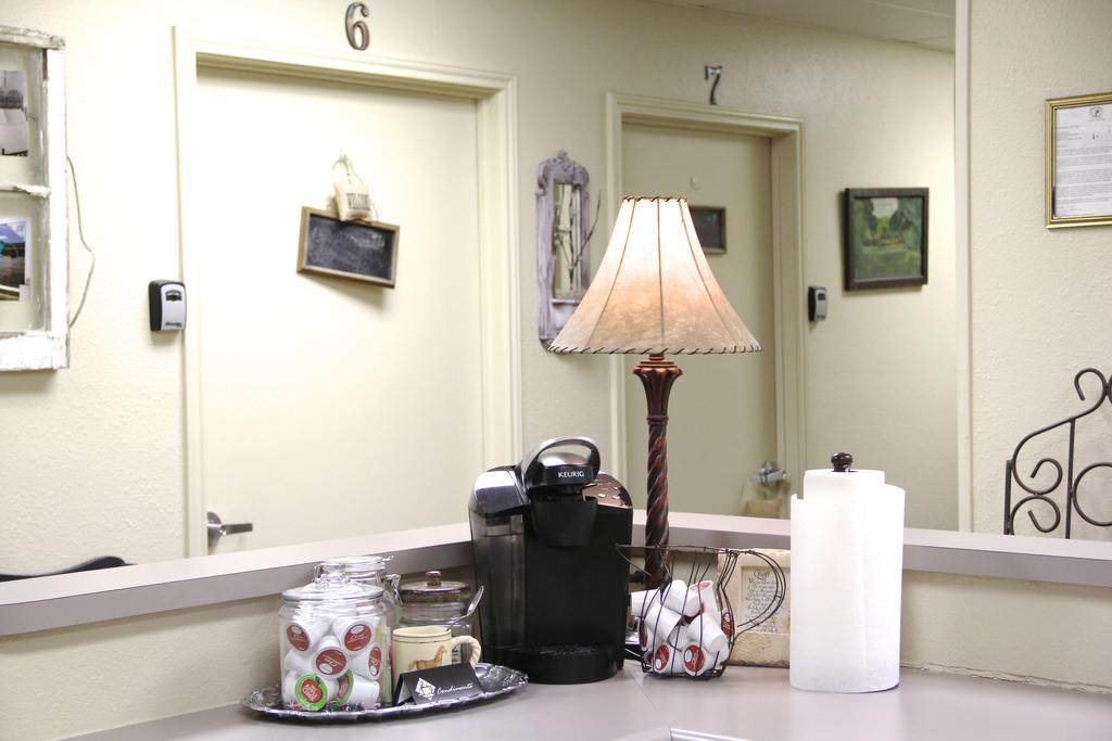 A Place To Stay Rooms Bandera Bagian luar foto