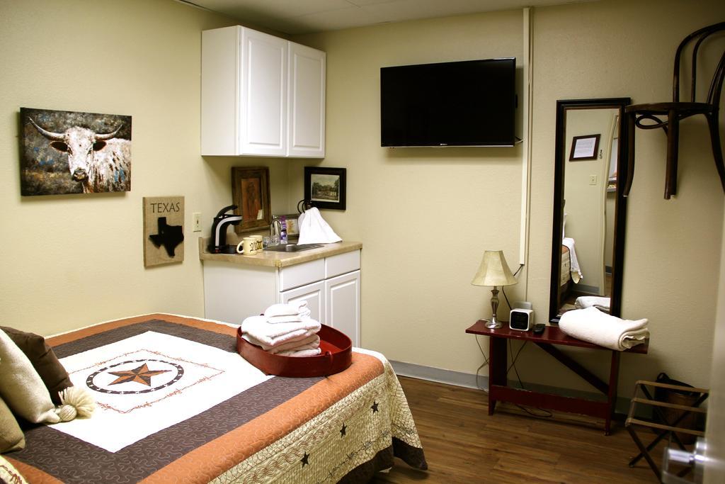 A Place To Stay Rooms Bandera Bagian luar foto