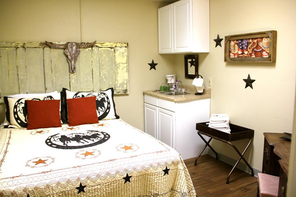 A Place To Stay Rooms Bandera Bagian luar foto