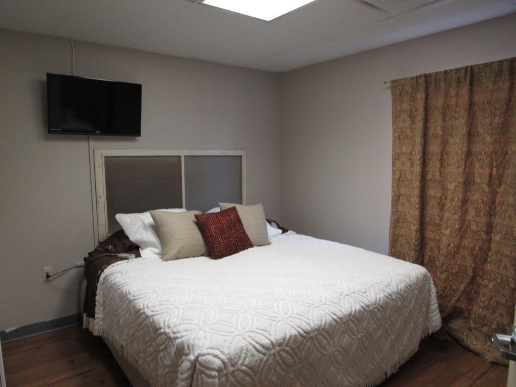 A Place To Stay Rooms Bandera Bagian luar foto